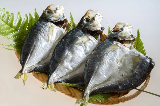 京都舞鶴産 真あじ（３枚）の商品写真。おいしそうな真鯵の干物が３枚かごの上に並んでいる写真。