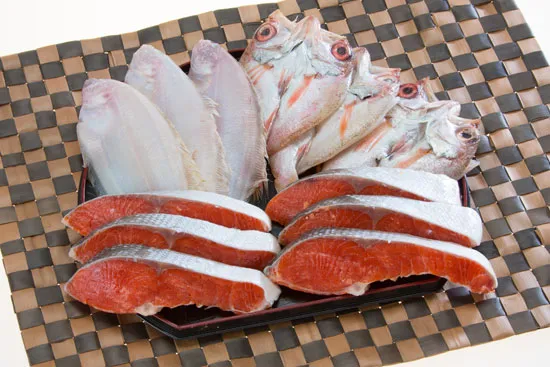 光洋の塩紅さけ、笹かれい、のどぐろセット （Aセット）の商品写真。おいしそうな鮭の切り身が６枚、笹鰈の干物が３枚、のどぐろの干物が３枚、お盆の上に並んでいる写真。